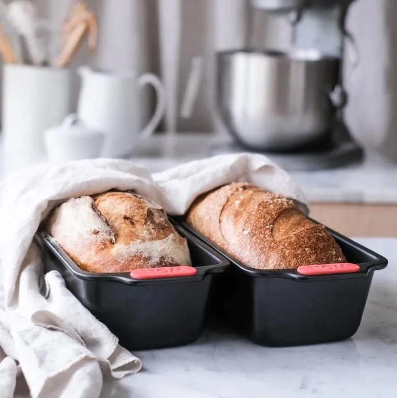 Bake It brødform 28 x 11 cm svart/rød