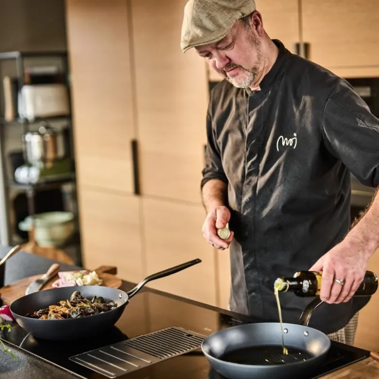 Blue Carbon wok 30,5 cm svart