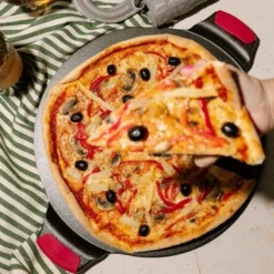 Classic Bakeware pizzastein med silikongrep 38x38 cm