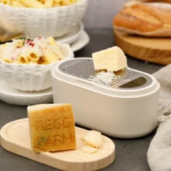 Container Grater rivjern m/beholder cashmere/bambus