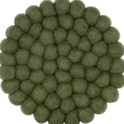 Dakota gryteunderlag i ull 19x19x2,5 cm olivengrønn