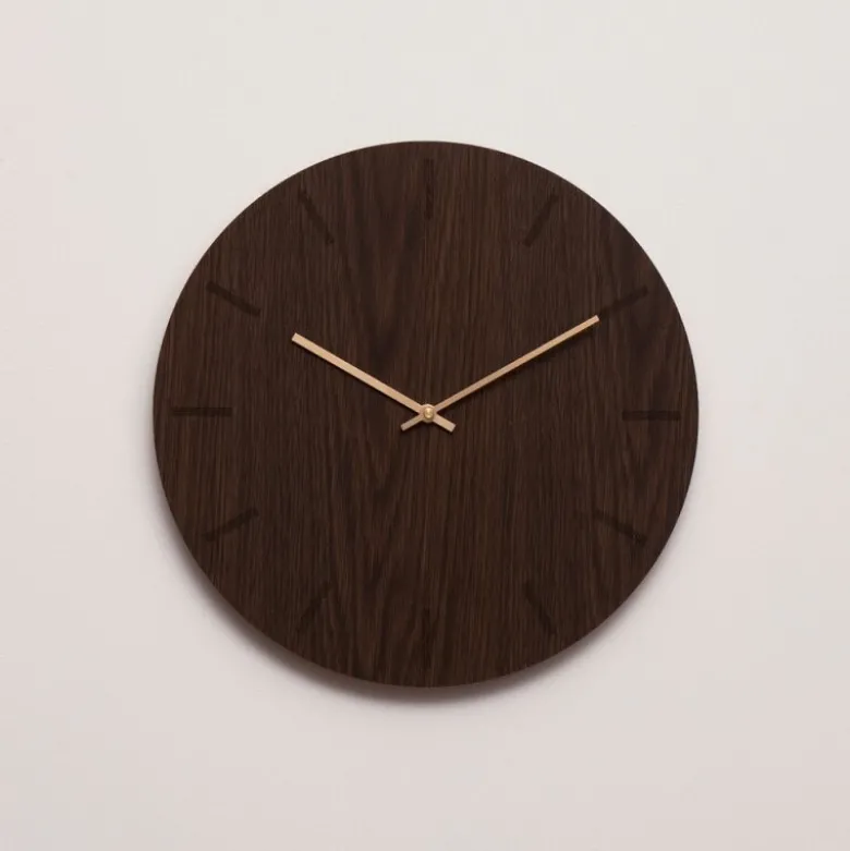 Dark Oak veggklokke 38 cm mørk eik m/kopper viser