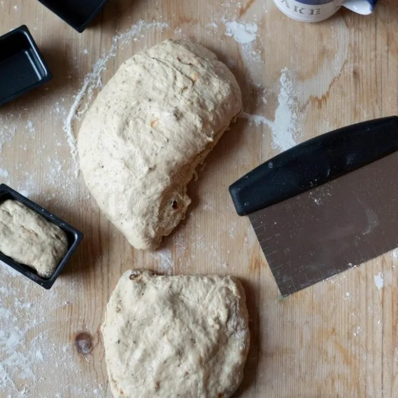 Deigskrape 16,5 cm med mål rustfri svart