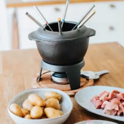 Foni fondue støpejern med treplate 18x18 cm 1,8L svart