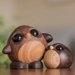 Freddy pingvinunge trefigur 5 cm valnøtt/ask