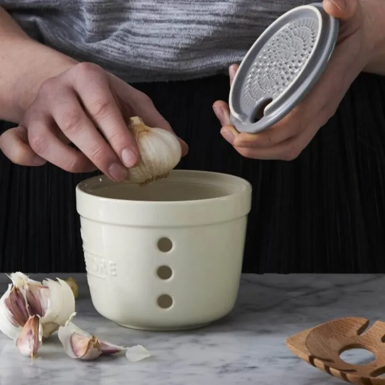 Innovative Kitchen hvitløkskrukke med rivelokk krem