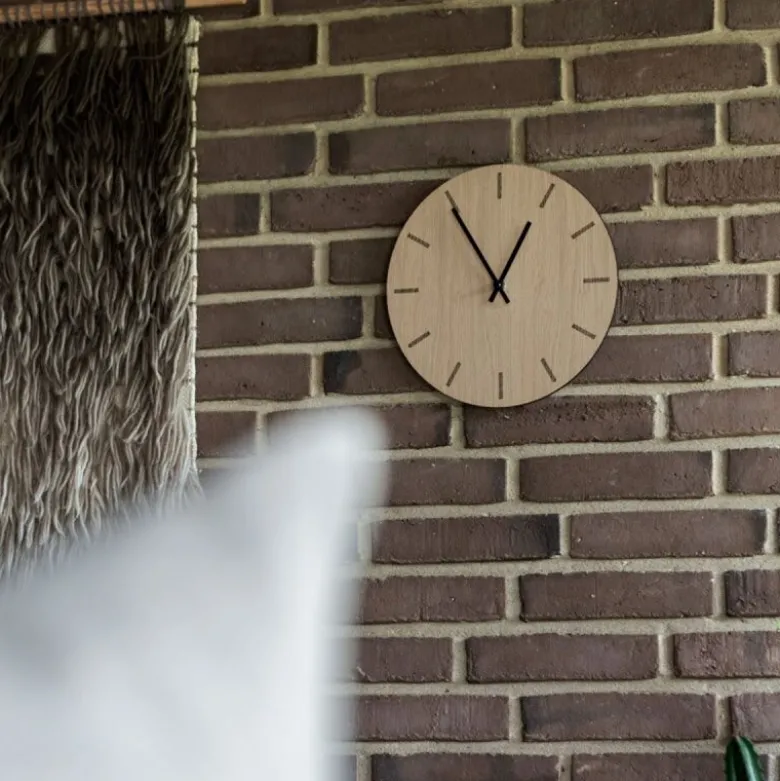 Light Oak veggklokke 28 cm lys eik m/svart viser