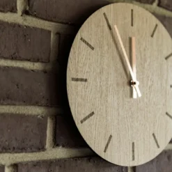 Light Oak veggklokke 28 cm lys eik m/svart viser
