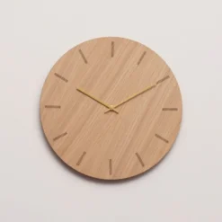 Light Oak veggklokke 28 cm lys eik m/gull viser