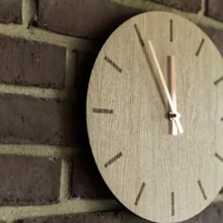Light Oak veggklokke 28 cm lys eik m/gull viser