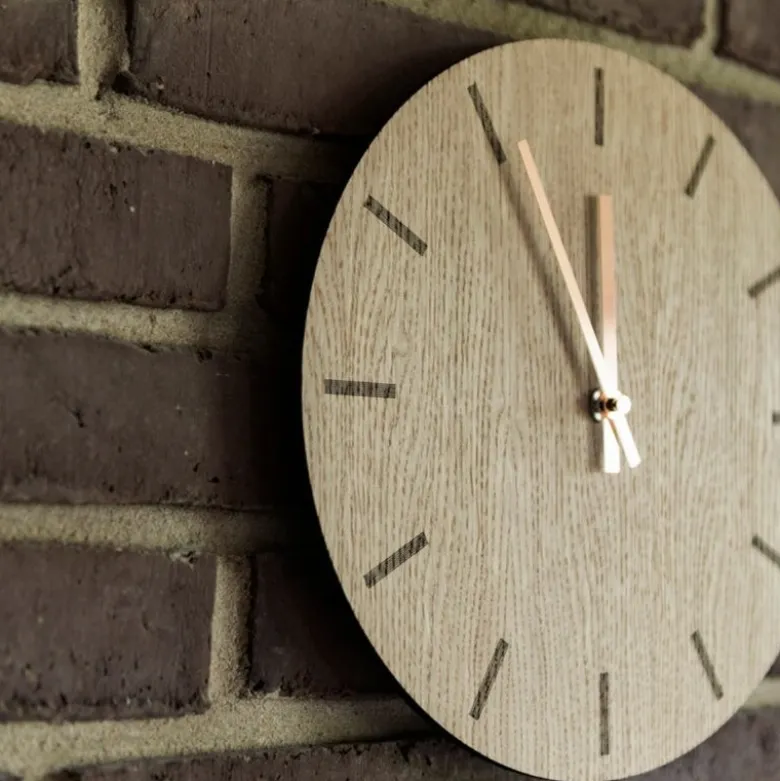 Light Oak veggklokke 28 cm lys eik m/gull viser