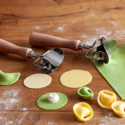 Pastakutter rund 5,4 cm rustfritt stål/tre