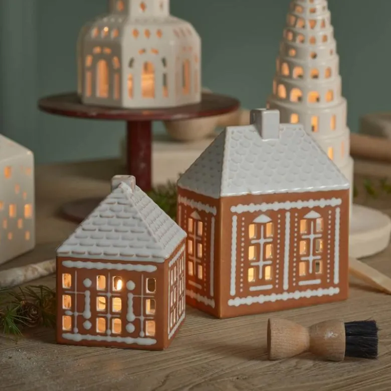 Pepperkakehus lyshus medium 15 cm brun