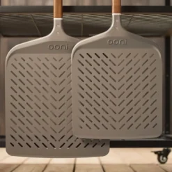 Pizzaspade perforert 30 cm valnøtt