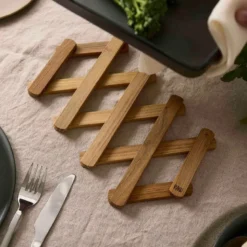 RAW Teak gryteunderlag utfellbart 60 cm