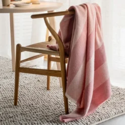 Ringstind ullpledd 120x180 cm varm rosa