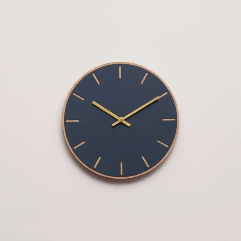Smokey Blue veggklokke 28 cm blå linoleum m/gull viser