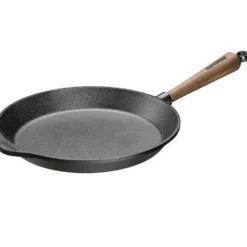 Støpejernspanne 28 cm med valnøtt håndtak