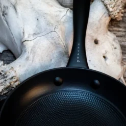 Støpejernspanne med Honeycomb keramisk belegg 20 cm