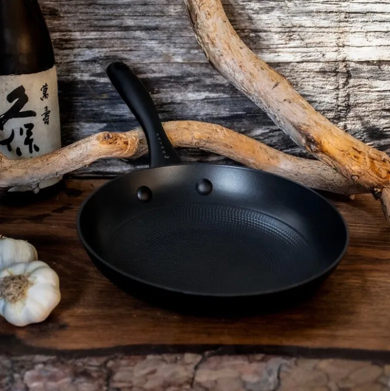Støpejernspanne med Honeycomb keramisk belegg 20 cm