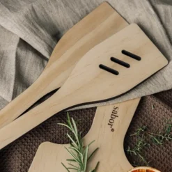 Trevig stekespade med hull 30 cm accoya