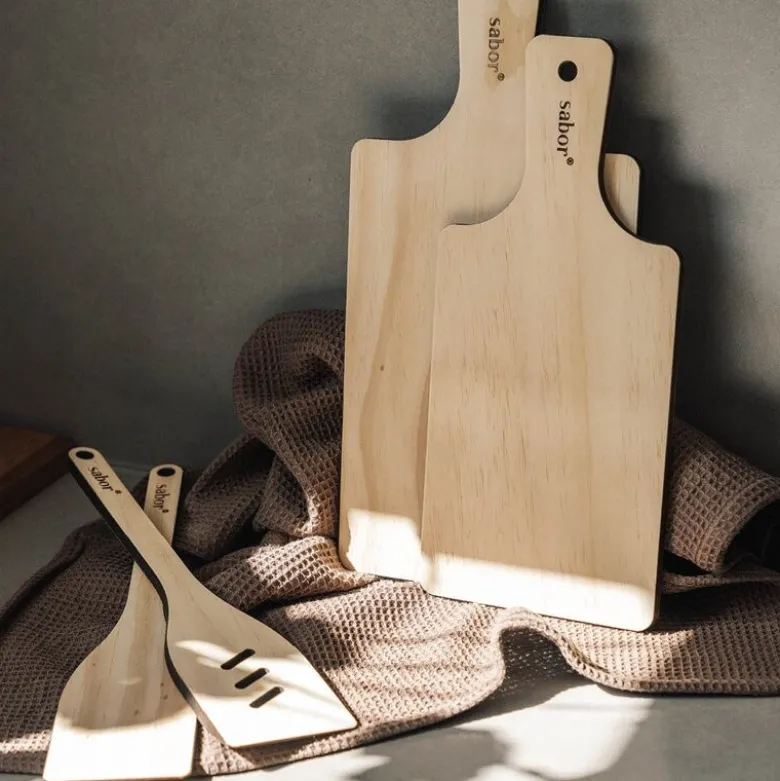 Trevig stekespade med hull 30 cm accoya